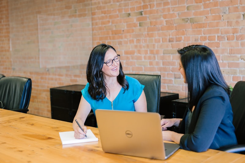 Recrutadora conduzindo uma entrevista com uma candidata
